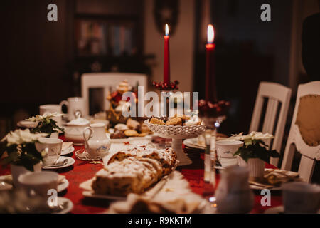 Plätzchen und Stollen auf einer festlichen Tisch bereit am Heiligabend festgelegt Stockfoto