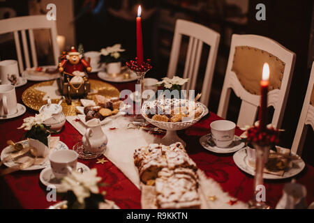 Plätzchen und Stollen auf einer festlichen Tisch bereit am Heiligabend festgelegt Stockfoto