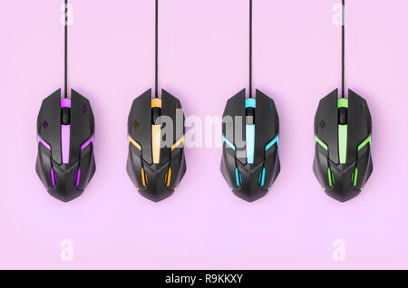 Mehrere Computer Mäuse hängen an ein Pastell rosa Hintergrund. Das Konzept der kooperativen Computer video Spiele, die Verwendung von Auto-Clicker und Zahlen-pro-Klicken pla Stockfoto