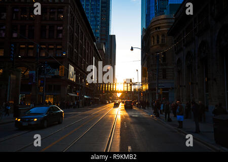 Toronto, Canada-July 20, 2017: Taxi in Toronto Downtown Betreuung von Kunden auf den geschäftigen Straßen der Stadt Finanzplatz Stockfoto