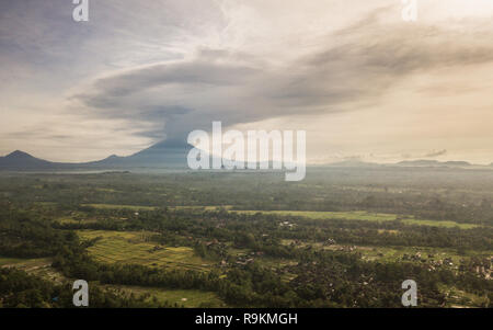 Luftaufnahme von Ubud von Eruption Vulkan Agung auf Bali 2017 Stockfoto