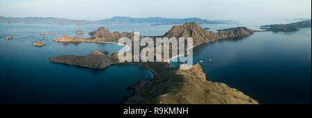 Blick von oben auf die Insel Padar bei Sonnenaufgang Stockfoto