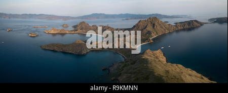 Blick von oben auf die Insel Padar bei Sonnenaufgang Stockfoto