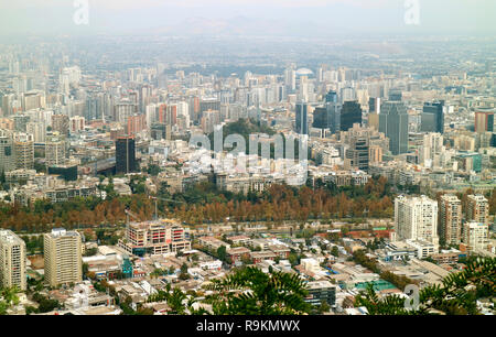 Atemberaubende Santiago Stadtbild im Herbst Blick vom Berg San Cristobal, Santiago, Chile, Südamerika Stockfoto
