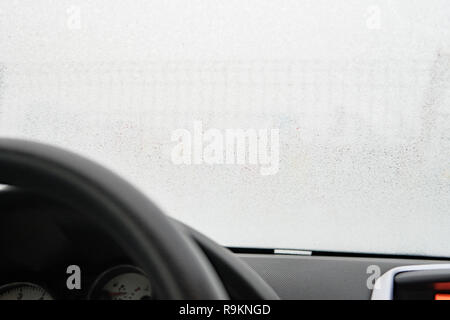 Close up Aufnahmen von einem Auto Windschutzscheibe, Frost an der Windschutzscheibe des Autos. Blick von der Fahrerseite. Ein eingefrorenes Auto Windschutzscheibe Stockfoto