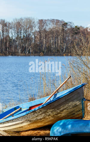 Ruderboot liegt am Ufer des Sees gezogen Stockfoto