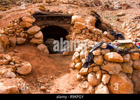Nomad camp in Höhlen in der Nähe von Todra Schlucht, Tinghir, Marokko in Afrika Stockfoto