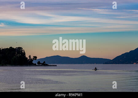 Griechische Landschaft mit Landschaft Himmel, am frühen Morgen in der blauen Stunde vor dem Sonnenaufgang, Fisherman Silhouette in kleinen Fischerboot in der Nähe der Maus Insel Stockfoto