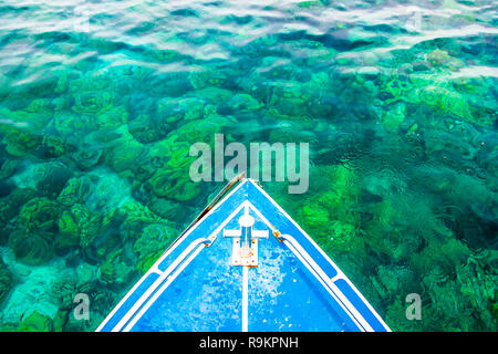 Kristallklares Wasser mit Korallen und Boot, Koh Rok, Krabi in Thailand. Stockfoto