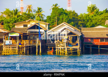 Gebäude aus Holz gebaut auf Pfeilern über Together, Saladan, Koh Lanta, Krabi in Thailand. Stockfoto