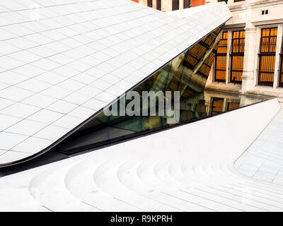 Treppen im Victoria und Albert Museum in der Ausstellung rd Eingang - London, England Stockfoto