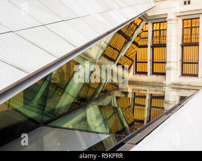 Treppen im Victoria und Albert Museum in der Ausstellung rd Eingang - London, England Stockfoto