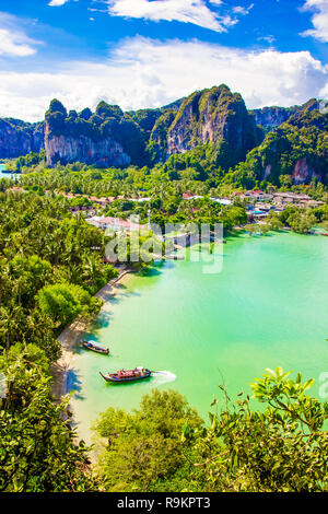 Atemberaubende Sicht der Railay Bay, Krabi in Thailand. Stockfoto
