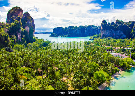 Atemberaubende Sicht der Railay Bay, Krabi in Thailand. Stockfoto