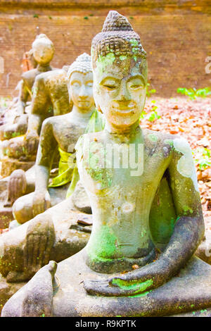 Alte Thai Buddha von Wat Umong Tempel in Chiang Mai in Thailand. Stockfoto