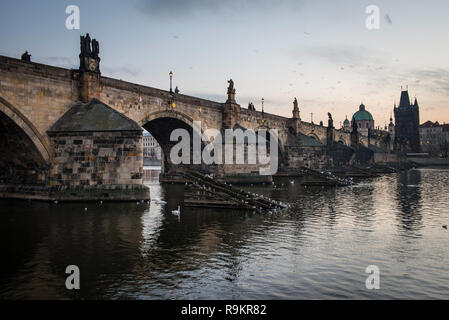 Die Karlsbrücke ist eine berühmte historische Brücke, die den Fluss Vltava Kreuze in Prag, Tschechische Republik Stockfoto