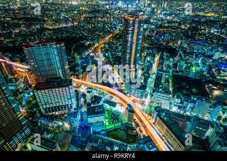 Asien Business Konzept für Immobilien & Corporate Bau - Panoramablick auf die moderne Skyline der Stadt bei Nacht mit Schnellstraße im Stadtteil Ikebukuro, Tokio Stockfoto