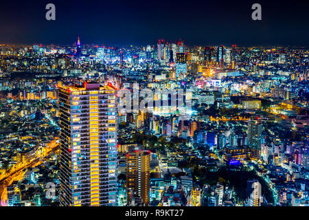 Asien Business Konzept für Immobilien & Corporate Bau - Panoramablick auf die moderne Skyline der Stadt bei Nacht mit Schnellstraße im Stadtteil Ikebukuro, Tokio Stockfoto