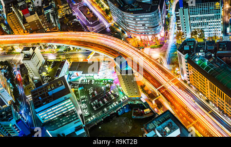 Asien Business Konzept für Immobilien & Corporate Bau - Panoramablick auf die moderne Skyline der Stadt bei Nacht mit Schnellstraße im Stadtteil Ikebukuro, Tokio Stockfoto