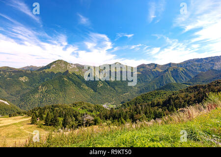 Anzeigen von Aulus-les-Bains Dorf aus Guzet - neige Ski Resort im Sommer. Couserans-Pyrenees, Ustou Tal, Ariège, Royal, Frankreich. Stockfoto