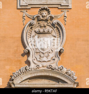 Mit Wappen aus der Fassade des Palazzo Senatorenpalast im Campidoglio in Rom, Italien. Stockfoto