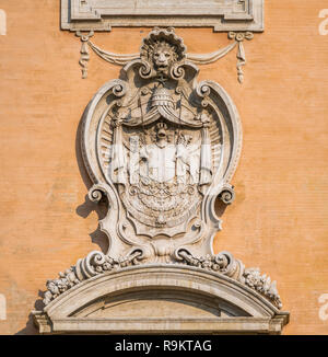 Mit Wappen aus der Fassade des Palazzo Senatorenpalast im Campidoglio in Rom, Italien. Stockfoto