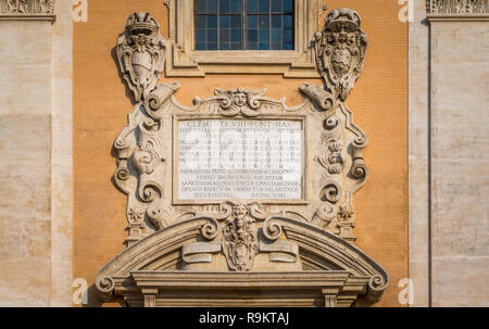 Von der Fassade des Palazzo Senatorenpalast im Campidoglio in Rom, Italien. Stockfoto