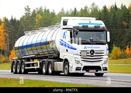 Salo, Finnland - 12. Oktober 2018: Weiße Mercedes-Benz Actros 2548 semi Tank für flüssigen Verkehr bei der Geschwindigkeit auf der Autobahn an einem Tag im Herbst in Finnland. Stockfoto