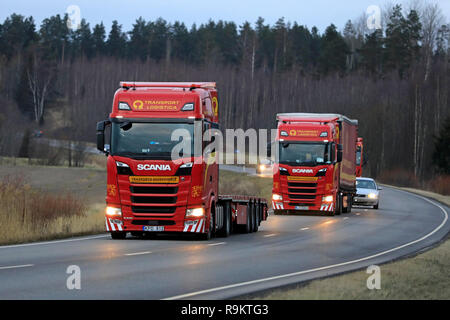 Salo, Finnland - 14. Dezember 2018: Die Flotte von rot Nächste Generation Scania S 500 Auflieger Lkw der Translog auf der Straße in Finnland an bewölkten Abend. Stockfoto