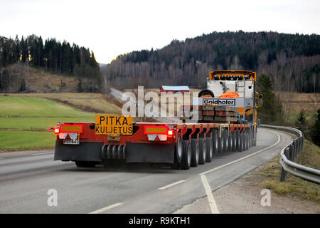 Salo, Finnland - Dezember 14, 2018: Fahrzeug zieht Goldhofer multi Anhänger von Nostokonepalvelu auf der Autobahn, bereit für Schwertransporte. Ansicht von hinten. Stockfoto