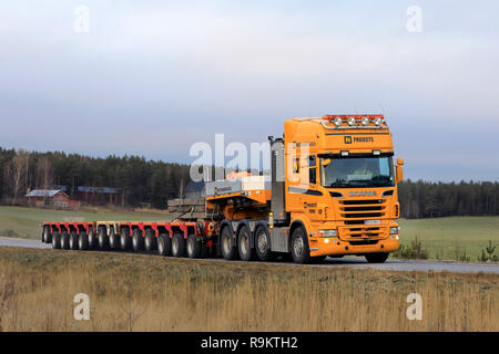 Salo, Finnland - Dezember 14, 2018: Gelb Scania halb vor Multi Anhänger für schwere Transport von Nostokonepalvelu auf der Straße in Finnland. Stockfoto