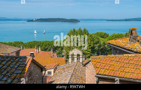 Passignano sul Trasimeno, idyllische Dorf mit Blick auf den Trasimenischen See. Umbrien, Italien. Stockfoto