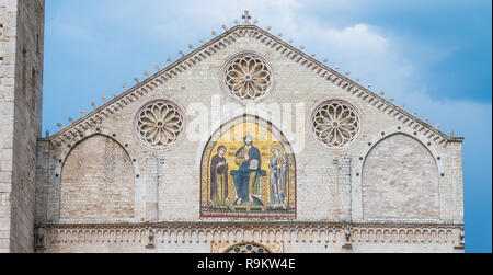 Fassade mit goldenen Mosaiken der Dom von Spoleto. Umbrien, Italien. Stockfoto