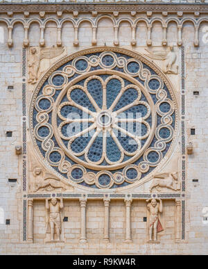 Rosette aus der Fassade des Doms von Spoleto. Umbrien, Italien. Stockfoto