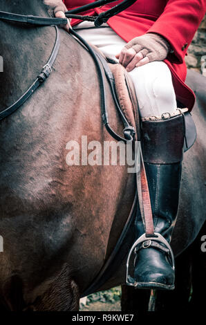 Reiter Jagd Stiefel zu Beginn der Heythrop Jagd in Chipping Norton, Oxfordshire am zweiten Weihnachtstag 2018. Stockfoto