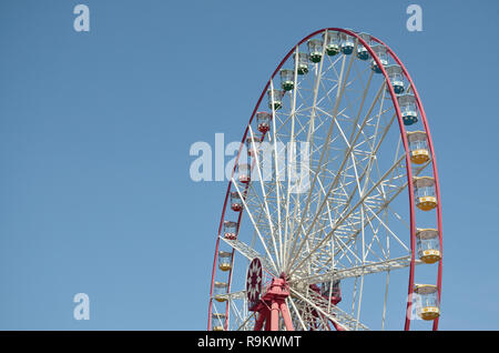 Von den großen und modernen multicolor Riesenrad auf sauberen blauen Himmel Hintergrund Stockfoto