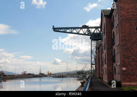 Eine riesige Ausleger Kran steht über die James Watt Dock in den Firth of Clyde Stadt Greenock, Schottland. Alan Wylie/ALAMY © Stockfoto