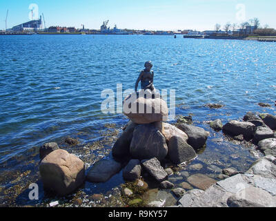 Kopenhagen, Dänemark - 11 April 2016: Bronze Statue der Kleinen Meerjungfrau von Edvard Eriksen