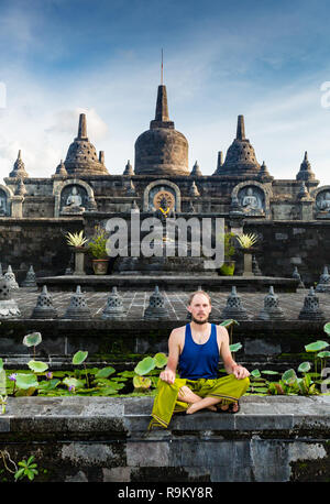 Mann am Eingang eines hinduistischen Tempel in Bali, Indonesien. Stockfoto