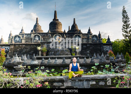 Mann am Eingang eines hinduistischen Tempel in Bali, Indonesien. Stockfoto