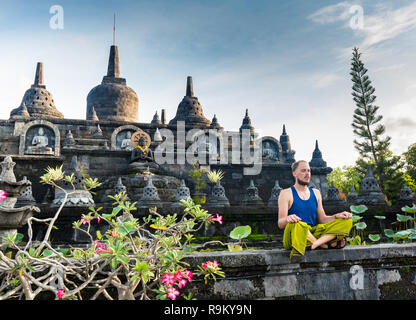 Mann am Eingang eines hinduistischen Tempel in Bali, Indonesien. Stockfoto