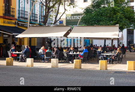 Außerhalb von Tabellen mit Kunden an ein Alameda Tapas Bar in Sevilla, Spanien gefüllt Stockfoto
