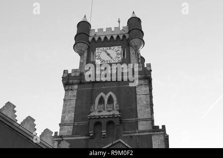 Der Blick auf den Uhrturm mit den Türmchen und Zinnen. Palácio da Pena. Sintra. Portugal Stockfoto