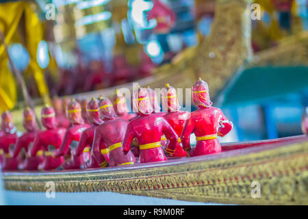 Schönen traditionellen thailändischen Stil craving gemusterten von Suphannahong royal Barge. Swan Kopf wollte Muster in Thai Royal Barge. Stockfoto