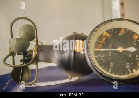 Jahrgang alte halbkugelförmige Cup Anemometer, einem Gerät zur Messung der Windgeschwindigkeit verwendet werden, und ist auch ein gemeinsames Wetterstation Instrument. Stockfoto