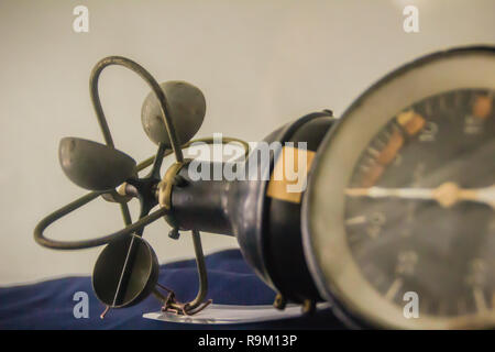 Jahrgang alte halbkugelförmige Cup Anemometer, einem Gerät zur Messung der Windgeschwindigkeit verwendet werden, und ist auch ein gemeinsames Wetterstation Instrument. Stockfoto