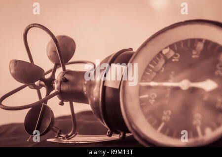 Jahrgang alte halbkugelförmige Cup Anemometer, einem Gerät zur Messung der Windgeschwindigkeit verwendet werden, und ist auch ein gemeinsames Wetterstation Instrument. Stockfoto