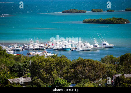 Mehrere Boote angedockt an der Bucht von Puerto Rico am Tag Stockfoto