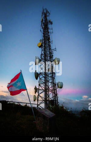 Telekommunikation Sende Turm im Morgengrauen Top Mountain Stockfoto