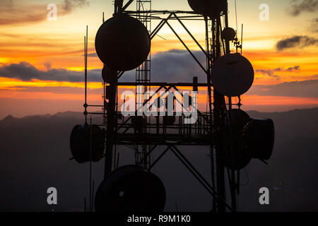 Telekommunikation Sende Turm im Morgengrauen Top Mountain Stockfoto